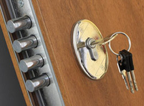 dveře s bezpečnostím zámkem a klíči